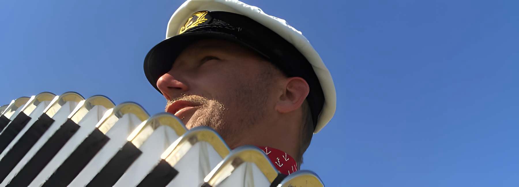 Seemann LOSCHI vor blauem Himmel