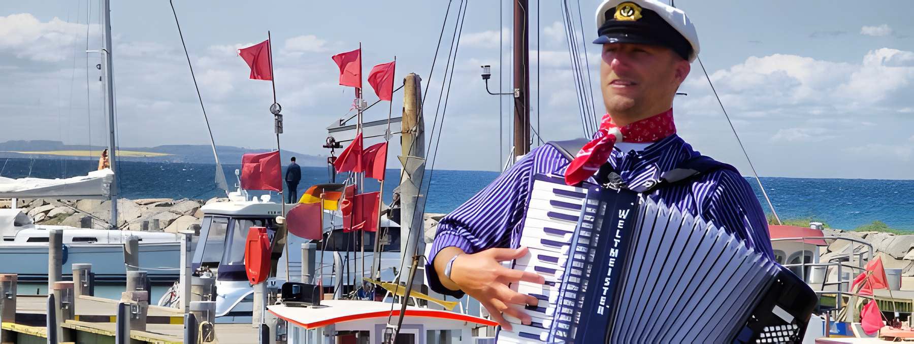 Seemann LOSCHI spielt im Hafen