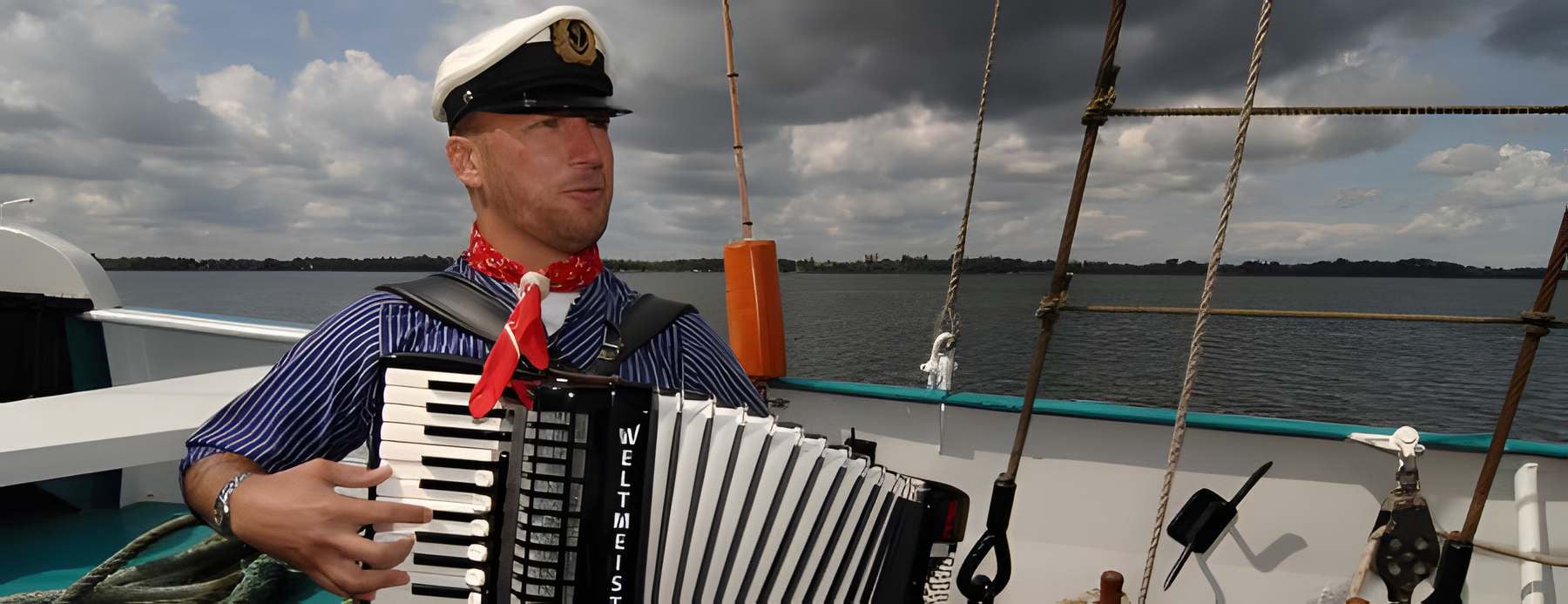 Seemann LOSCHI singend auf dem Schiff